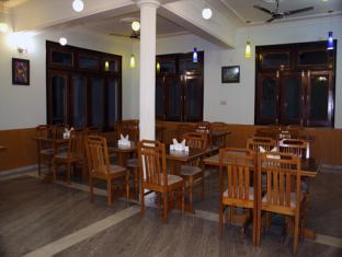 Hotel Maya Regency Bhīm Tāl Buitenkant foto